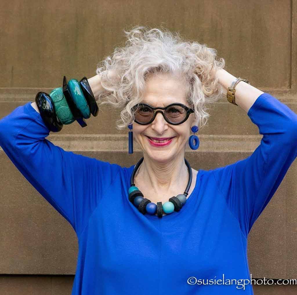 Dayle from Artfulcitystyle wearing blue resin miss matched earrings