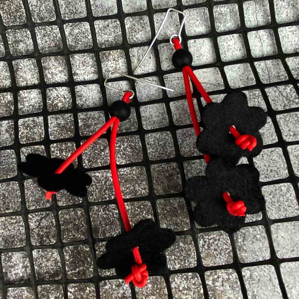 flower earrings in red and black