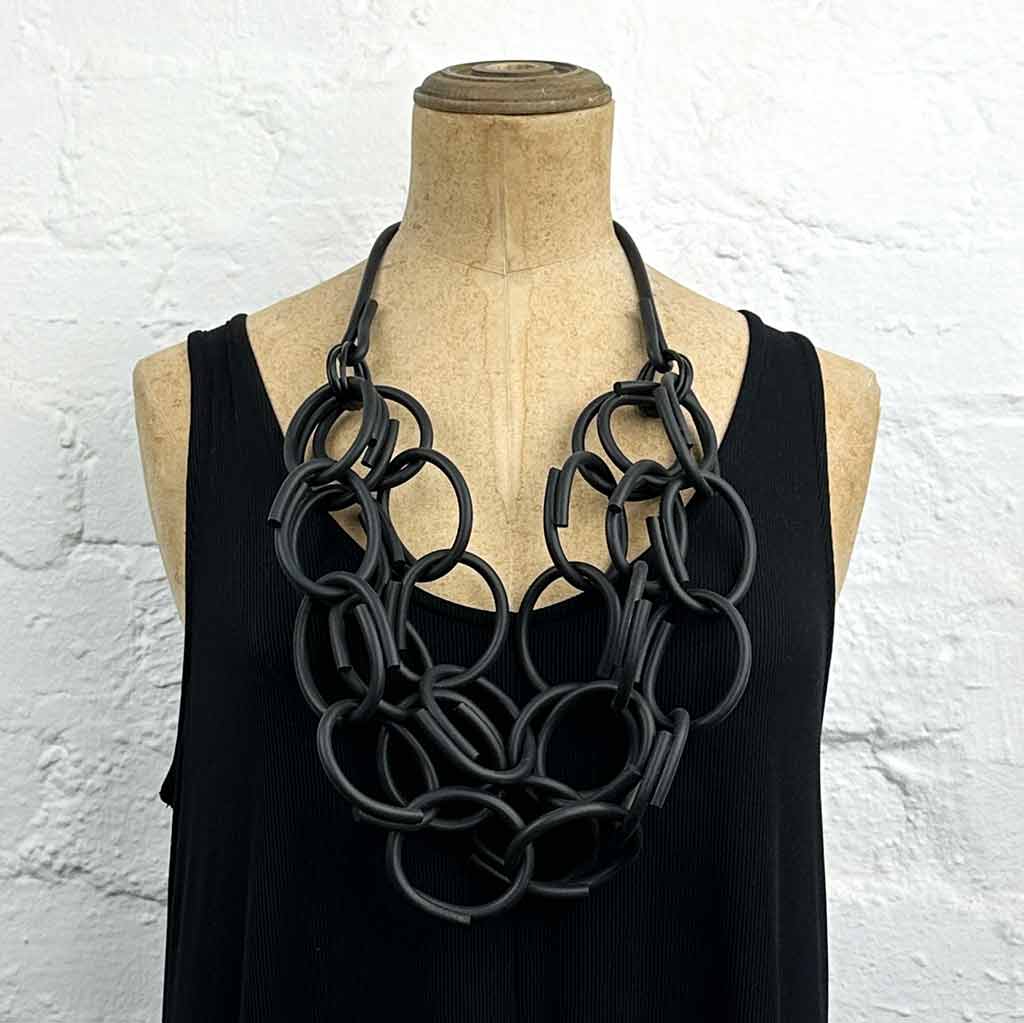 Versatile rubber chain necklace
