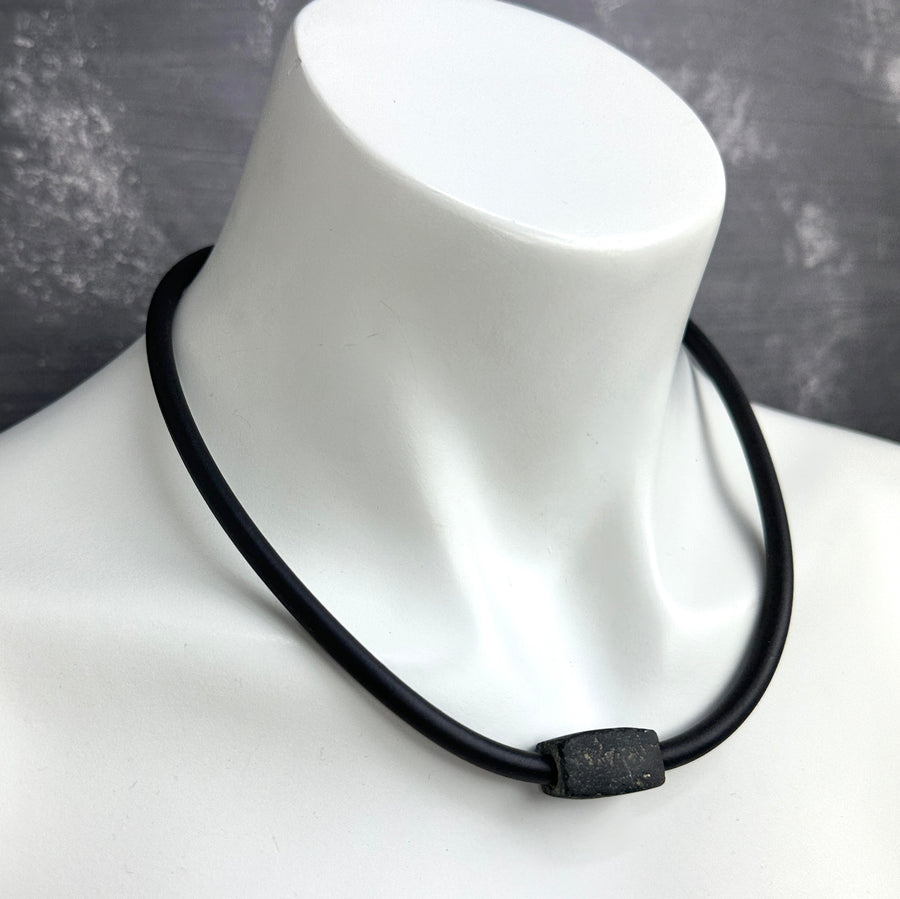 short single bead and rubber necklace -black stone rectangular bead