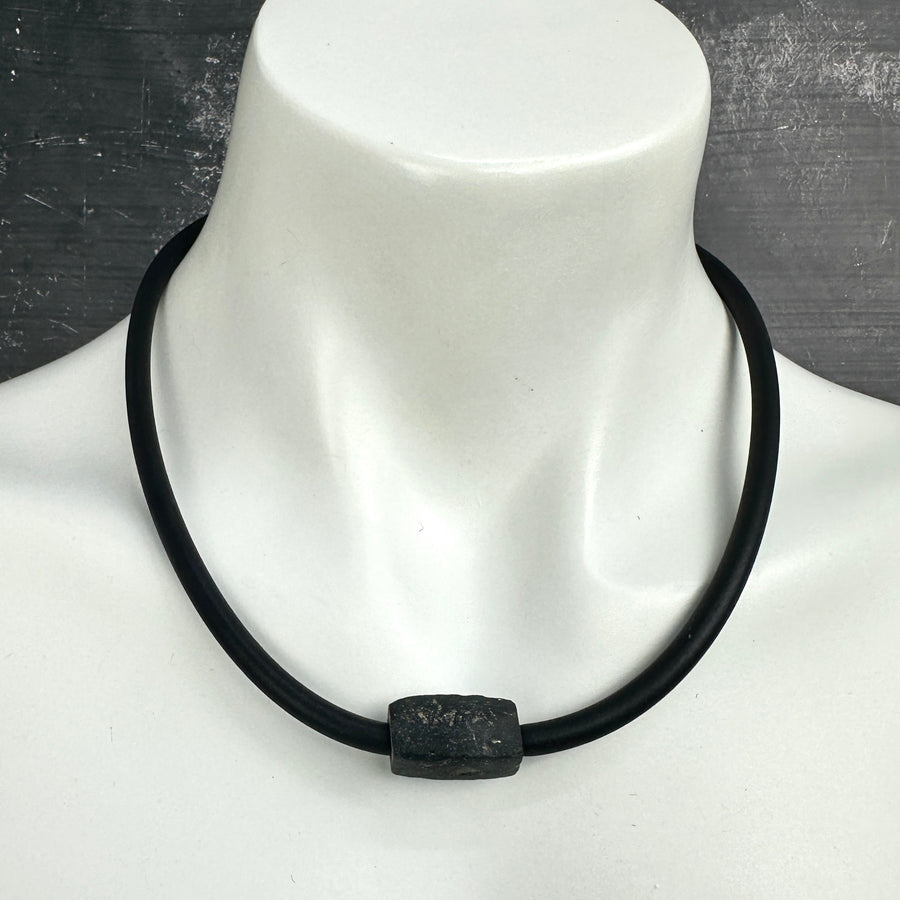 short single bead and rubber necklace -black stone rectangular bead