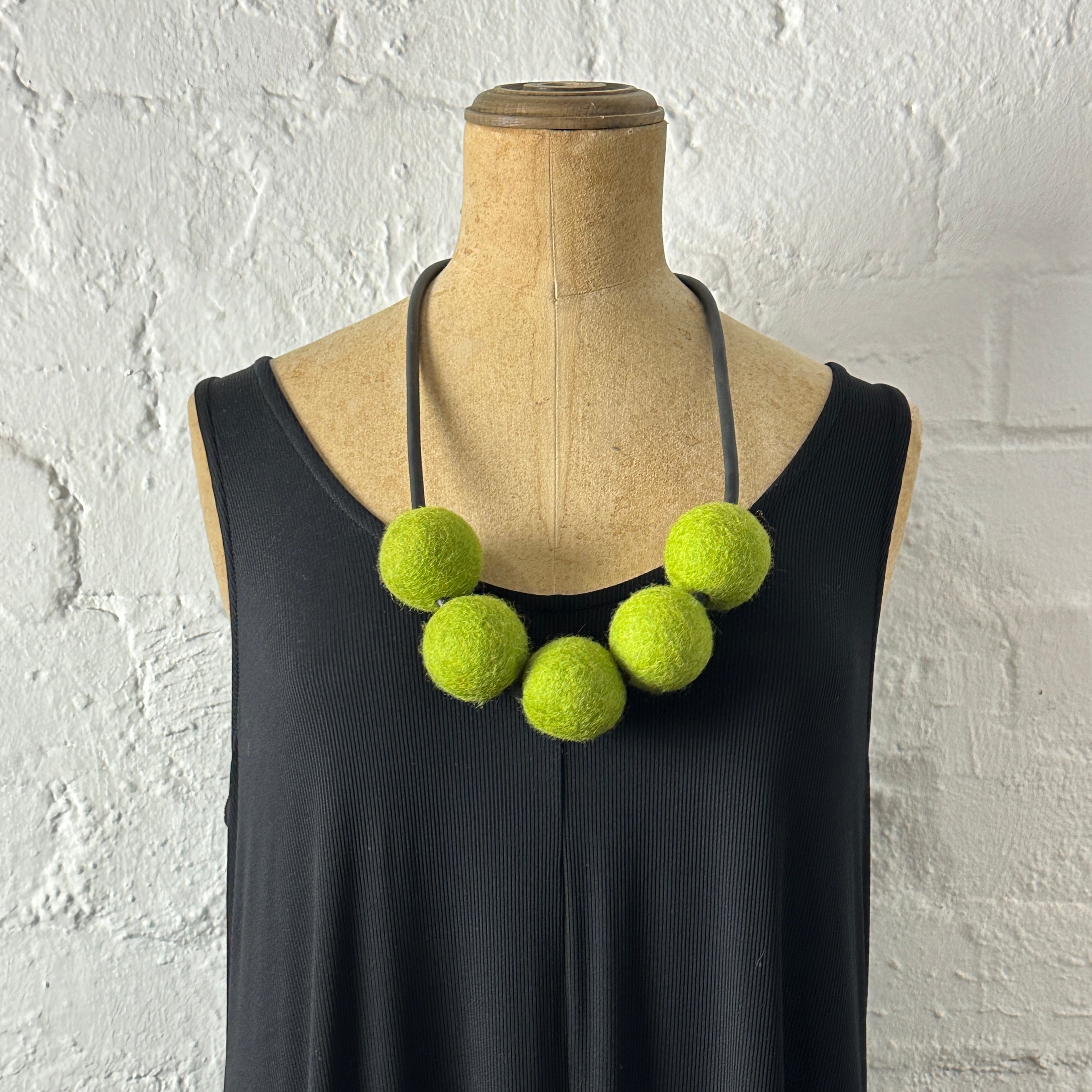 short felt necklace: chunky 5fb necklace