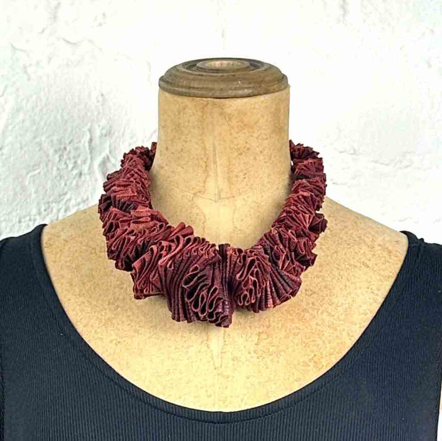 Ruffle collar burgundy -old stock