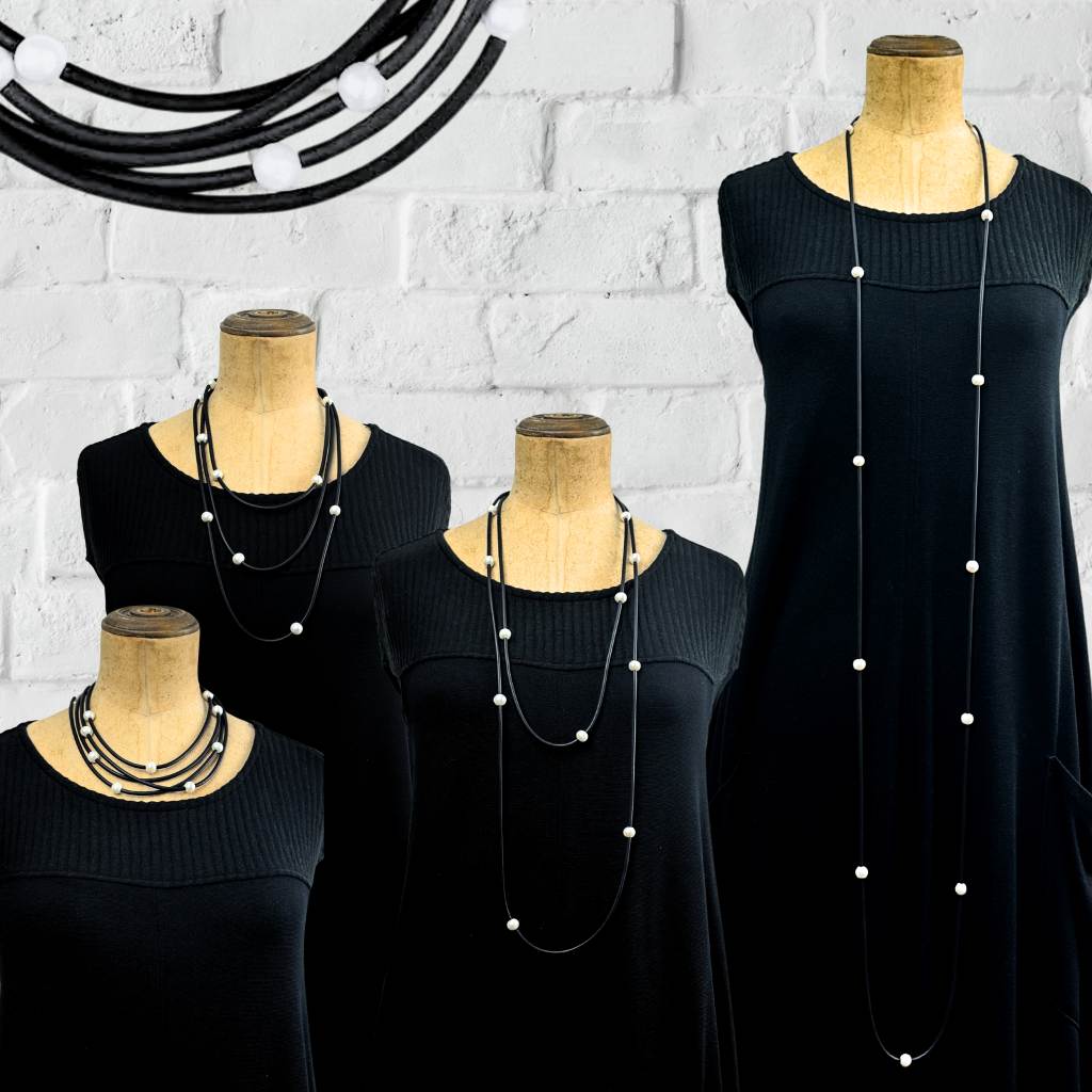 Long rubber and pearl necklace in black by Frank Ideas