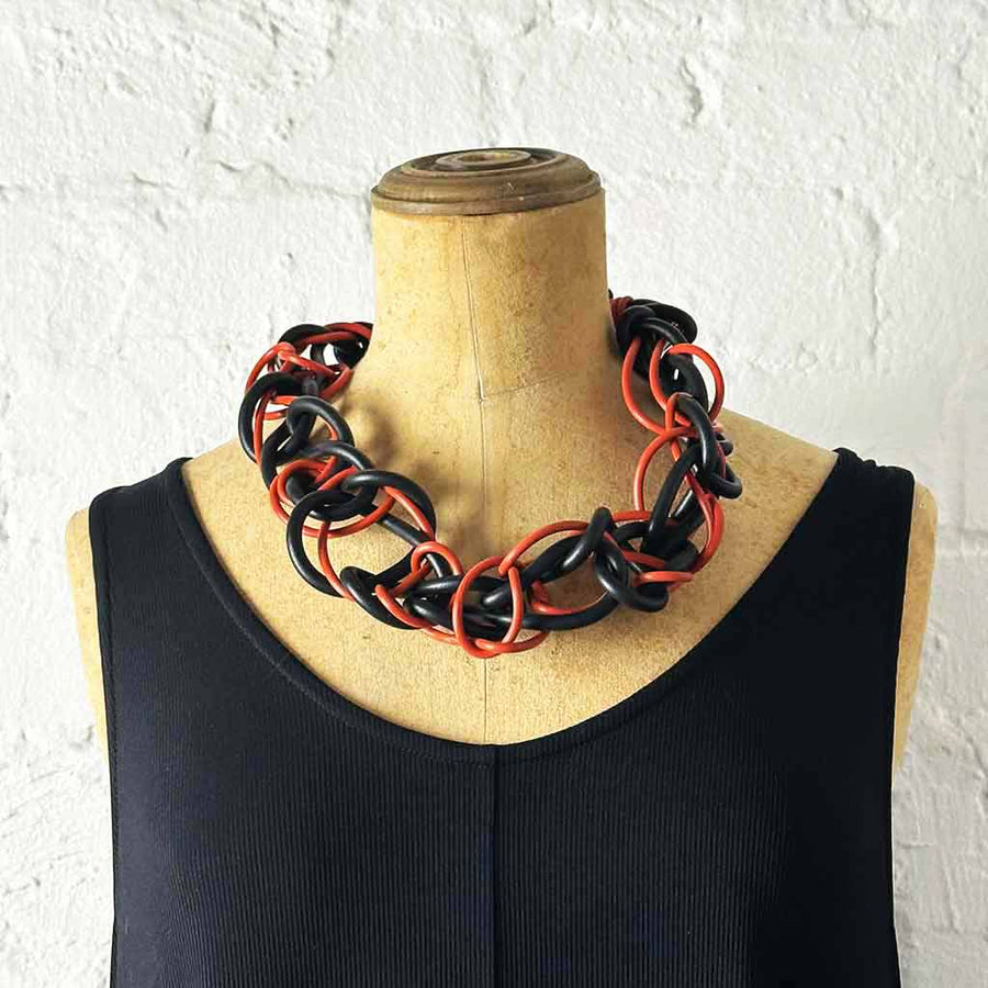 Short chaotic rubber necklace