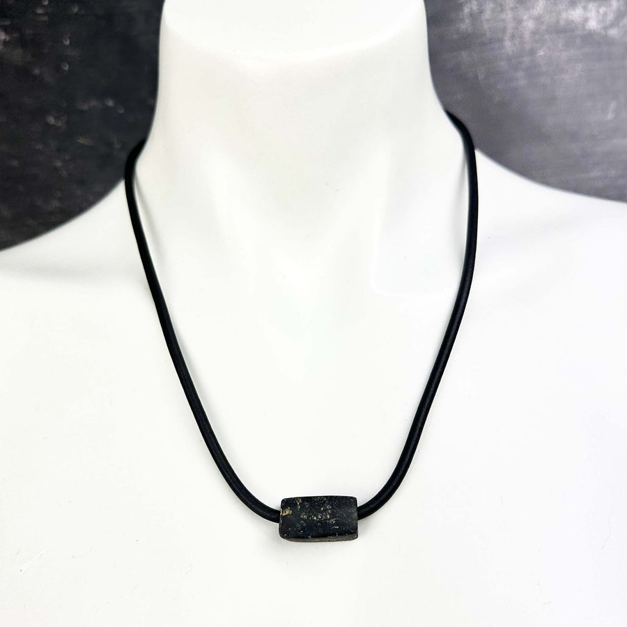 short single bead and thin rubber necklace -black stone rectangular bead