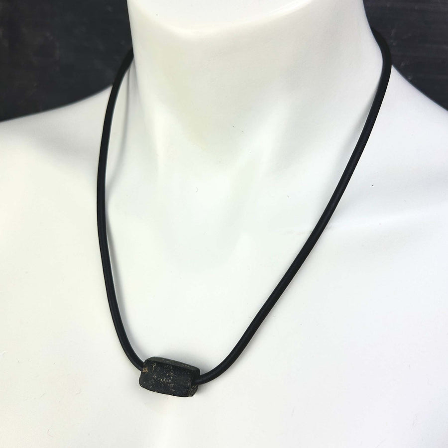 short single bead and thin rubber necklace -black stone rectangular bead