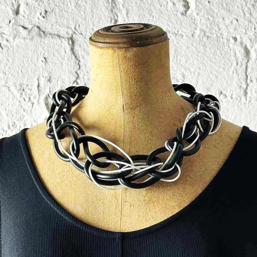 Short chaotic rubber necklace