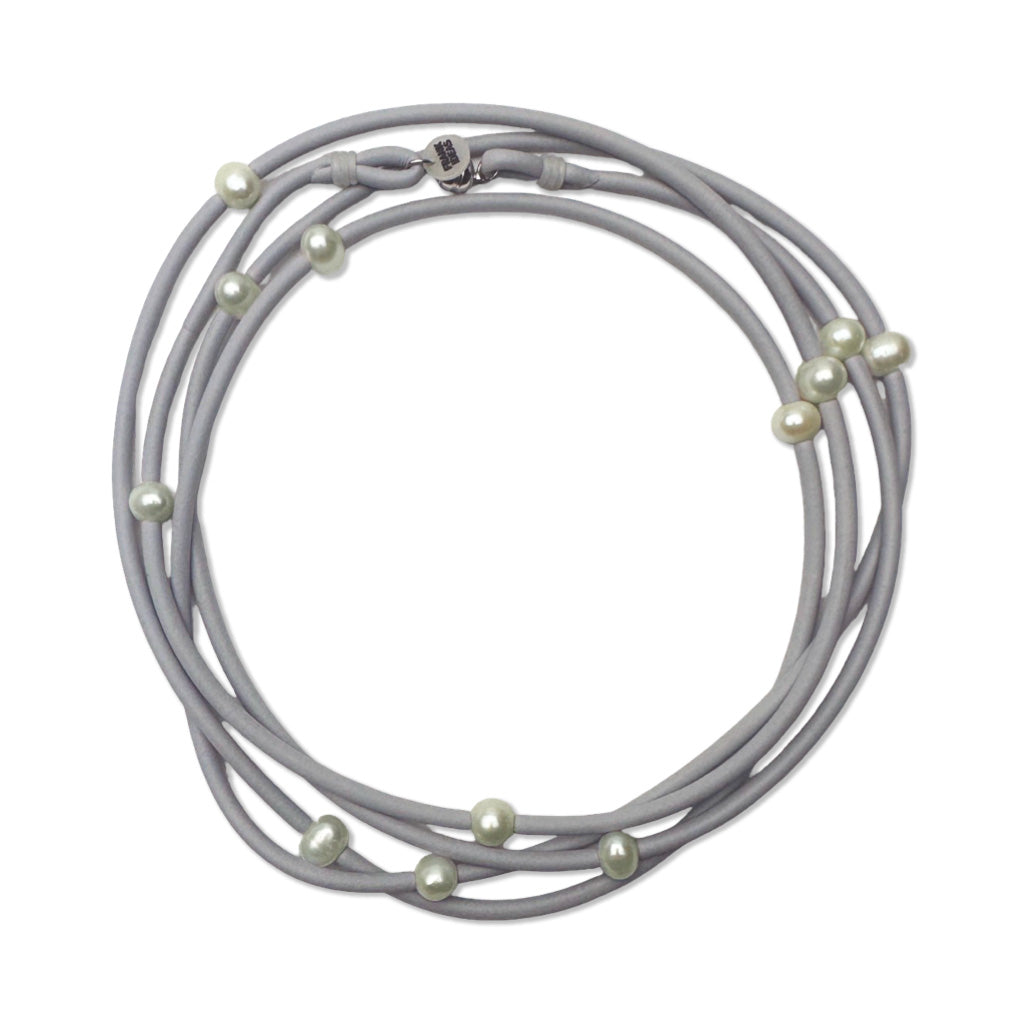 Long rubber and pearl necklace in grey by Frank Ideas