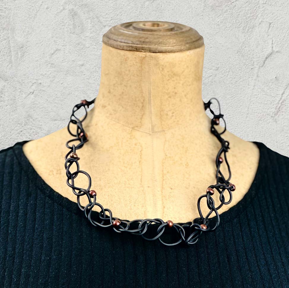 short chaotic necklace with pearls limited edition
