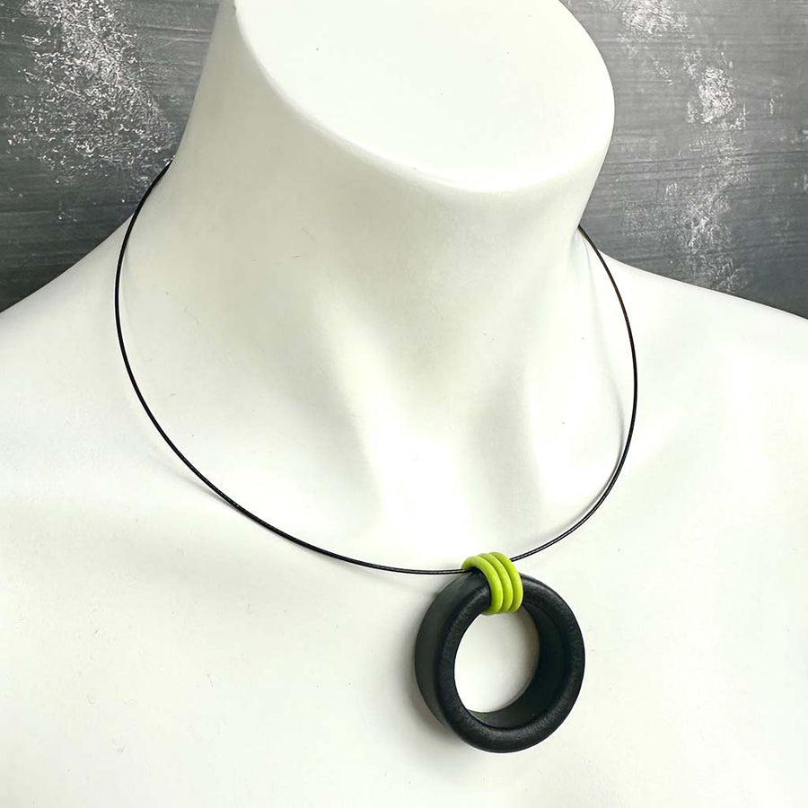 short rubber O necklace with rubber o rings