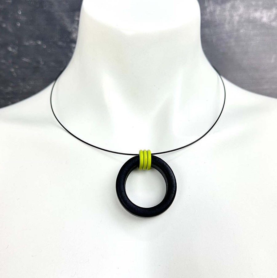 short rubber O necklace with rubber o rings