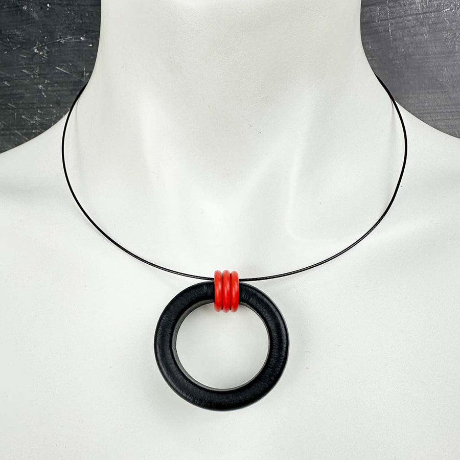 short rubber O necklace with rubber o rings