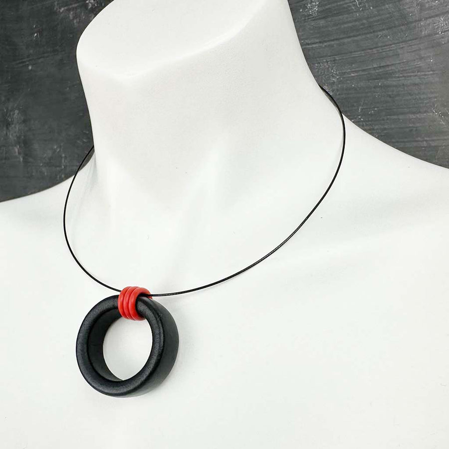 short rubber O necklace with rubber o rings