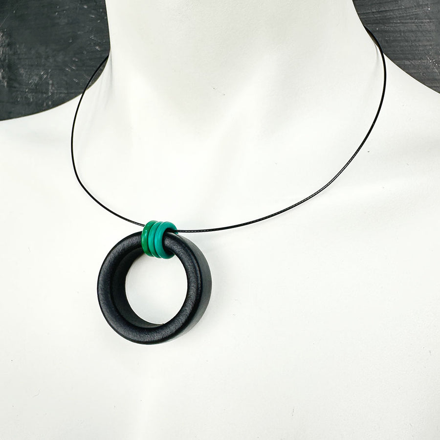 short rubber O necklace with rubber o rings