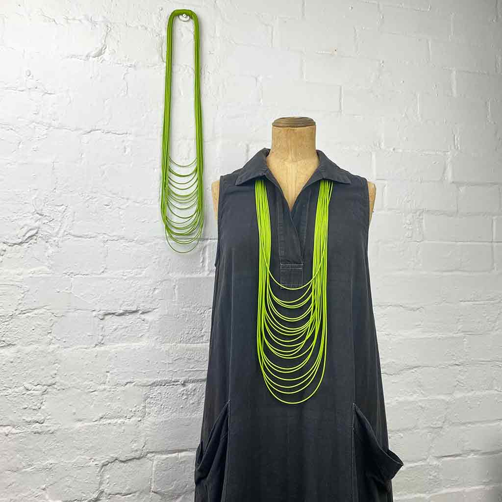 Light spaghetti necklace in spring green rubber by Frank Ideas